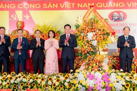 Lãnh đạo Thành ủy Hà Nội tặng hoa chúc mừng Đại hội.