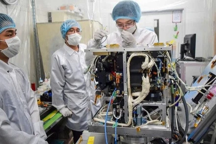 Các cán bộ của Trung tâm Vũ Trụ Việt Nam tham gia chế tạo vệ tinh. (Ảnh: VNSC)