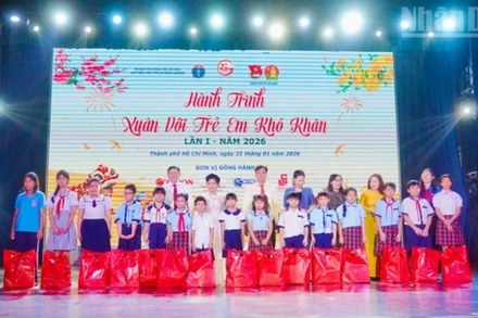 Trao quà Tết cho trẻ em có hoàn cảnh khó khăn tại khu vực 1 thuộc Thành phố Hồ Chí Minh.