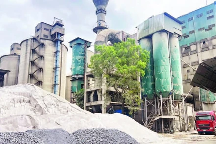 Nhà máy xi-măng Sông Thao (Phú Thọ). (Ảnh: ĐỨC TÙNG)