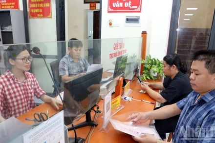 Công chức xã Chi Lăng, tỉnh Lạng Sơn giải quyết thủ tục hành chính cho nhân dân.