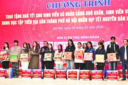 Đại diện Đoàn Thanh niên, Hội Sinh viên thành phố Hà Nội và các đơn vị liên quan trao vé xe miễn phí cùng các phần quà tặng sinh viên trước khi “Chuyến xe yêu thương” năm 2026 lăn bánh.