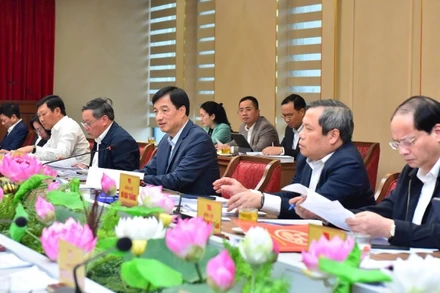 Bí thư Thành ủy Hà Nội Nguyễn Duy Ngọc và các đồng chí Thường trực Thành ủy chủ trì cuộc họp. (Ảnh: VIẾT THÀNH)