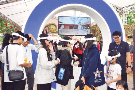 Các bạn trẻ khám phá lễ hội Cổ Loa, di tích thành cổ Cổ Loa trong không gian số.