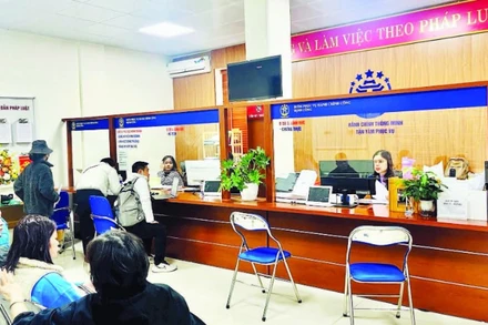 Công dân thực hiện thủ tục hành chính tại phường Định Công, Hà Nội.