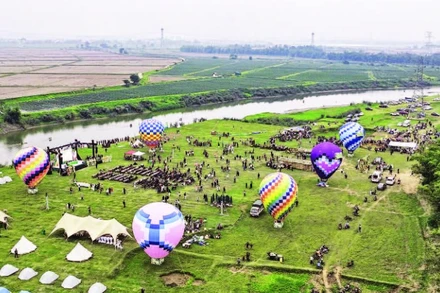 Không gian cắm trại kết hợp trình diễn khinh khí cầu bên dòng sông Cà Lồ.