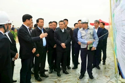 Bí thư Thành ủy Hà Nội Nguyễn Duy Ngọc kiểm tra tiến độ thi công công trình cầu Hồng Hà. (Ảnh: QUANG THÁI)