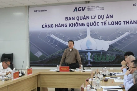 Phó Thủ tướng Trần Hồng Hà làm việc với các chủ đầu tư, nhà thầu, tỉnh Đồng Nai và một số bộ, ngành về tình hình thực hiện các gói thầu, dự án thành phần của Cảng hàng không quốc tế Long Thành. (Ảnh: VGP/Lê Anh)