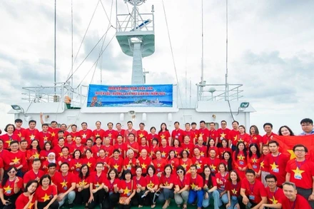 Đoàn kiều bào thăm quân, dân huyện đảo Trường Sa và nhà giàn DK1 năm 2024.