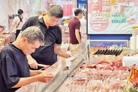 Người tiêu dùng cẩn trọng với các loại thực phẩm được lưu thông trên thị trường. (Ảnh: NGUYỆT ANH)