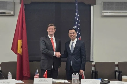 Thứ trưởng Đặng Hoàng Giang và quyền Trợ lý Ngoại trưởng Mỹ Fleet White. (Ảnh: Bộ Ngoại giao cung cấp)