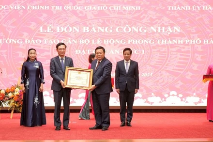 Giáo sư, Tiến sĩ Nguyễn Xuân Thắng trao Bằng công nhận đạt chuẩn Mức 1 cho Trường Đào tạo cán bộ Lê Hồng Phong thành phố Hà Nội. (Ảnh: VGP)