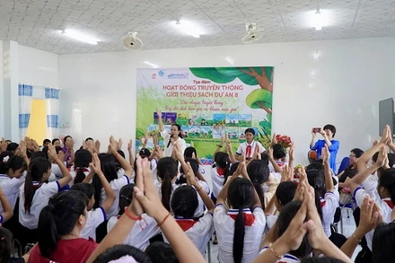 Các em học sinh hào hứng tham gia Chương trình giới thiệu sách thuộc Dự án “Thực hiện bình đẳng giới và giải quyết những vấn đề cấp thiết với phụ nữ và trẻ em”.