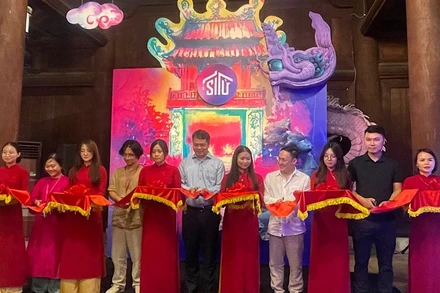 Các đại biểu cắt băng khai mạc triển lãm.