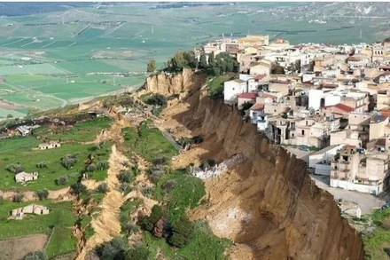 Hình ảnh được chụp từ máy bay không người lái về vụ sạt lở đất tại Niscemi, Sicily, miền nam Italia, ngày 26/1. (Nguồn: EPA)