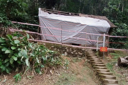 Hiện tại, lán Tham mưu trưởng Hoàng Văn Thái đã được chăng dây, cắm biển để sửa chữa.