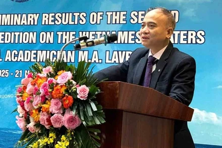 Tiến sĩ Nguyễn Xuân Anh, Viện trưởng Viện Các Khoa học Trái đất (Viện Hàn lâm) phát biểu khai mạc hội thảo. (Ảnh: HIẾU GIANG)