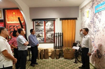 Đoàn đại biểu Hội đồng nhân dân Thành phố Hồ Chí Minh đến thăm Bảo tàng Biệt động Sài Gòn-Gia Định.