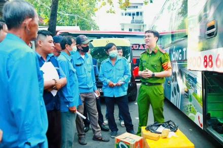 Lực lượng chức năng tập huấn cho nghiệp đoàn xe ôm tại bến xe về nhận diện các loại hình tội phạm.