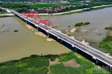 Cầu Phước Lộc sừng sững nối đôi bờ sông Trà Khúc, ước mơ ngàn đời của người dân thành hiện thực.