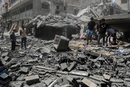 Cảnh đổ nát sau cuộc không kích của Israel tại Al-Rimal, Gaza. (Ảnh: THX/TTXVN)