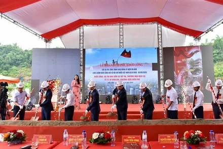 Các đồng chí lãnh đạo tỉnh Điện Biên cùng nhà đầu tư và nhân dân thực hiện nghi thức khởi công công trình Khu dân cư đô thị, thương mại dịch vụ tổ dân phố 17, 18 Him Lam.