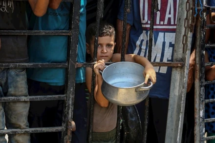 Người dân chờ được phát thực phẩm viện trợ ở Gaza. (Ảnh: TÂN HOA XÃ)