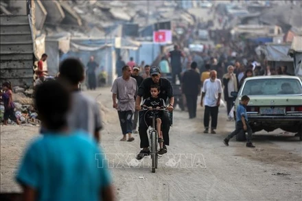 Người dân tại trại tị nạn ở Gaza. (Ảnh:THX/TTXVN)