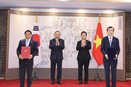 Tổng Bí thư Tô Lâm và Tổng thống Hàn Quốc Lee Jae Myung chứng kiến lễ trao Biên bản ghi nhớ hợp tác giữa Ủy ban Chứng khoán Nhà nước và Cơ quan giám sát tài chính Hàn Quốc. (Ảnh: Thống Nhất/TTXVN) 