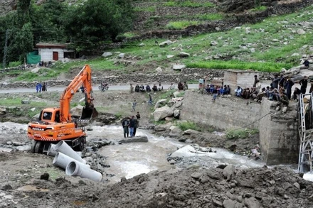 Lực lượng cứu hộ khắc phục hậu quả lũ lụt tại vùng Gilgit-Baltistan, miền bắc Pakistan, ngày 24/7/2025. (Ảnh: THX/TTXVN)