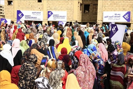 Người dân xếp hàng chờ được phát bữa ăn cứu trợ tại Omdurman, Sudan. (Ảnh: THX/TTXVN)