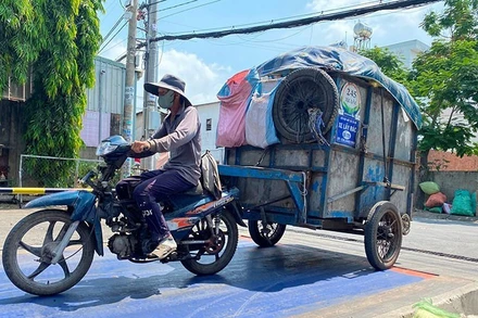 Thu gom rác tại nguồn ở huyện Hóc Môn. (Ảnh: NHẬT THÀNH)