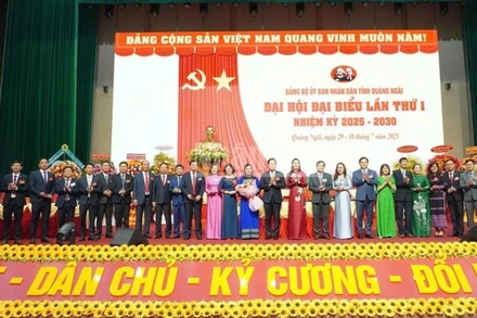 Đồng chí Bùi Thị Quỳnh Vân, Ủy viên Trung ương Đảng, Bí thư Tỉnh ủy Quảng Ngãi tặng hoa chúc mừng Ban Chấp hành Đảng bộ Ủy ban nhân dân tỉnh Quảng Ngãi nhiệm kỳ 2025-2030.