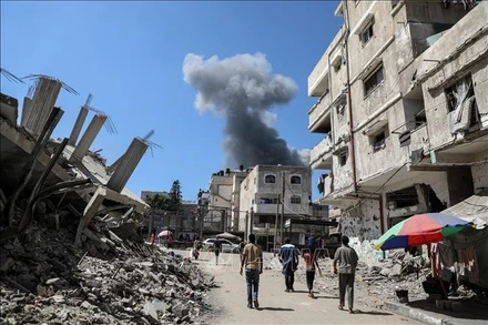 Khói bốc lên sau cuộc không kích của Israel xuống thành phố Gaza ngày 10/9/2025. (Ảnh: THX/TTXVN)