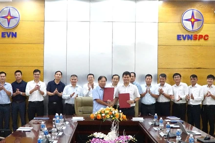 Lãnh đạo hai bên trao thoả thuận hợp tác đầu tư hạ tầng điện 110kV tại khu công nghiệp Cảng Phước Đông. 