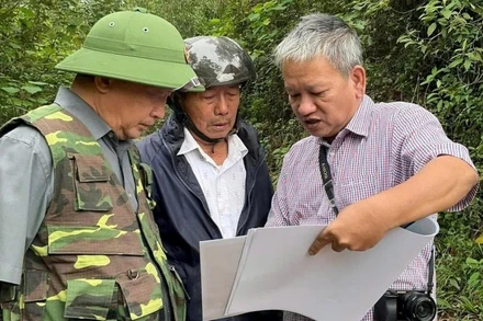 Tình nguyện viên Nguyễn Xuân Thắng cùng các cựu chiến binh tìm mộ liệt sĩ ở xã Núi Thành, Đà Nẵng. (Ảnh do nhân vật cung cấp)