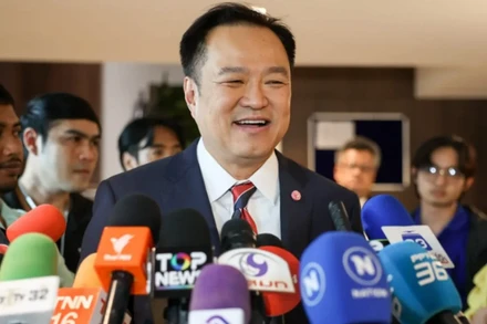 Thủ tướng Thái Lan Anutin Charnvirakul tại trụ sở đảng Bhumjaithai.