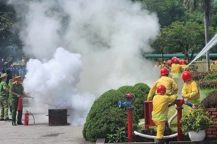 Lực lượng diễn tập thực hiện công tác phòng cháy, chữa cháy tại Công ty trách nhiệm hữu hạn Nghiên cứu Kỹ thuật R Việt Nam, Khu công nghiệp bờ trái sông Đà.