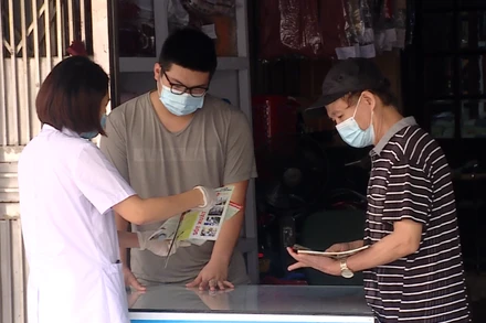 Cán bộ y tế tích cực tuyên truyền cho người dân biện pháp phòng bệnh truyền nhiễm.