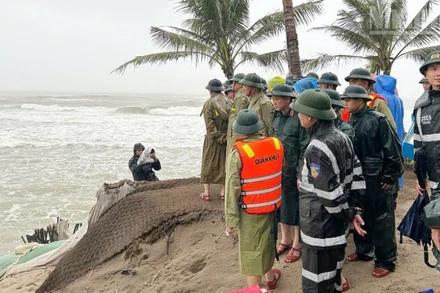 Phó Thủ tướng Chính phủ Trần Hồng Hà cùng đoàn công tác kiểm tra sạt lở bờ biển.