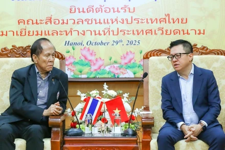 Ông Lê Quốc Minh, Ủy viên Trung ương Đảng, Tổng Biên tập Báo Nhân Dân, Phó Trưởng ban Tuyên giáo và Dân vận Trung ương, Chủ tịch Hội Nhà báo Việt Nam và ông Nakorn Veerapravati, Chủ tịch Liên đoàn Nhà báo Thái Lan trực thuộc Hoàng gia Thái Lan. (Ảnh: SƠN HẢI)