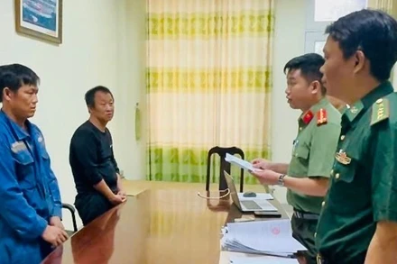 Hai thuyền trưởng tàu cá vi phạm tại cơ quan điều tra.