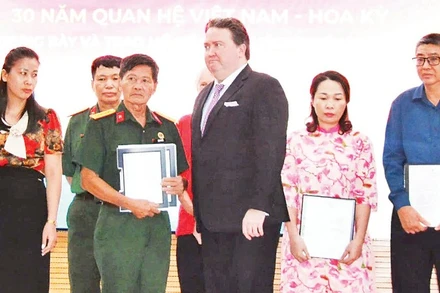 Cựu Đại sứ Hoa Kỳ tại Việt Nam Marc Knapper trao trả hồ sơ thời chiến cho đại diện Ban liên lạc Đoàn công tác chính sách quy tập hài cốt liệt sĩ Sư đoàn 308 và các thân nhân liệt sĩ.