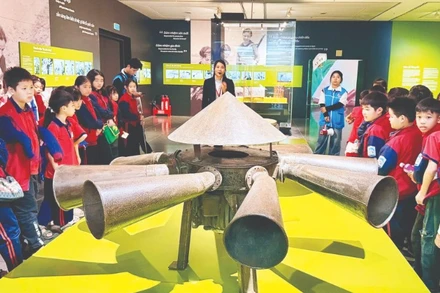 Học sinh Thủ đô tham quan, tìm hiểu tại Bảo tàng Hà Nội.