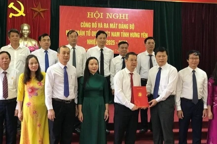 Phó Bí thư Thường trực Tỉnh ủy Hưng Yên Trần Quốc Toản trao quyết định thành lập Ủy ban MTTQ Việt Nam tỉnh Hưng Yên.