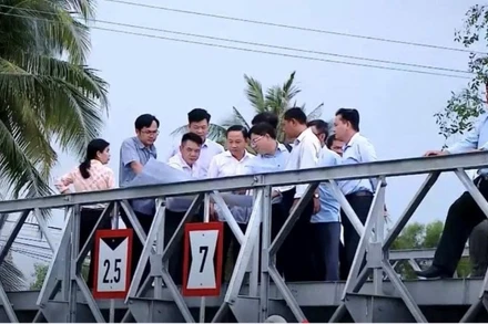 Lãnh đạo Sở Nông nghiệp và Môi trường tỉnh An Giang và đại diện Công ty trách nhiệm hữu hạn một thành viên khai thác thủy lợi miền nam kiểm tra một số công trình thủy lợi tại xã Gò Quao-tỉnh An Giang.