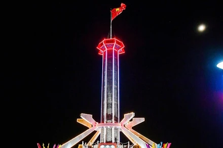 Cột cờ trên đặc khu Cồn Cỏ uy nghi, lung linh ánh điện.