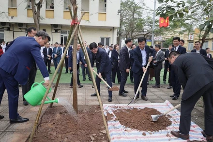 Lãnh đạo Sở Y tế và các đơn vị y tế trên địa bàn thành phố Hà Nội trồng cây xanh trong khuôn viên Bệnh viện đa khoa Mê Linh (Sở Y tế Hà Nội) tại Lễ phát động Tết trồng cây “Đời đời nhớ ơn Bác Hồ”.