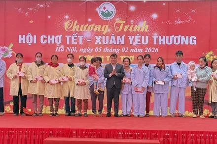Ban Tổ chức Chương trình “Hội chợ Tết - Xuân yêu thương” trao các phần quà cho người bệnh có hoàn cảnh khó khăn đang điều trị tại Bệnh viện đa khoa Ba Vì.