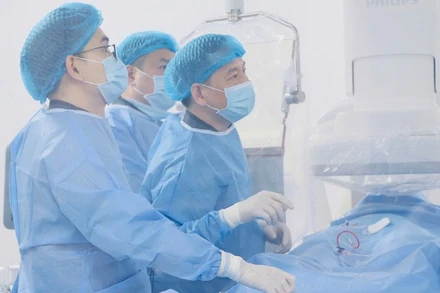 Các y, bác sĩ thực hiện bít lỗ thông liên nhĩ bằng dụng cụ qua da cho bệnh nhân người Campuchia.